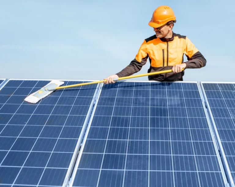 Nettoyage panneaux solaires manuellement