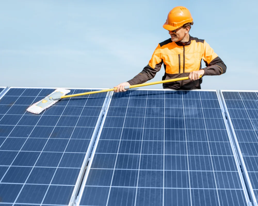 Nettoyage panneaux solaires manuellement